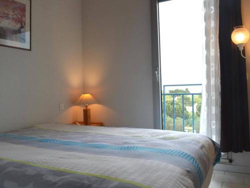 - une chambre avec un lit doté d'une fenêtre et d'une lampe dans l'établissement Location Appart 2 pièces au port d'Argelès-sur-Mer - FR-1-225-56, à Argelès-sur-Mer