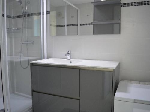 une salle de bain blanche avec un lavabo et une douche dans l'établissement Location Appart 2 pièces au port d'Argelès-sur-Mer - FR-1-225-56, à Argelès-sur-Mer