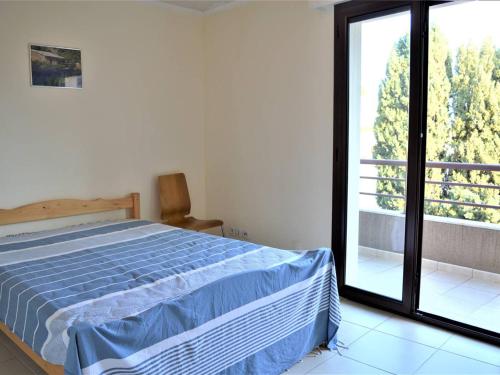 une chambre avec un lit et une grande fenêtre dans l'établissement Appartement T3 lumineux avec terrasse, climatisation, garage et Wifi à 2 pas des plages - Cavalaire - FR-1-226B-34, à Cavalaire-sur-Mer