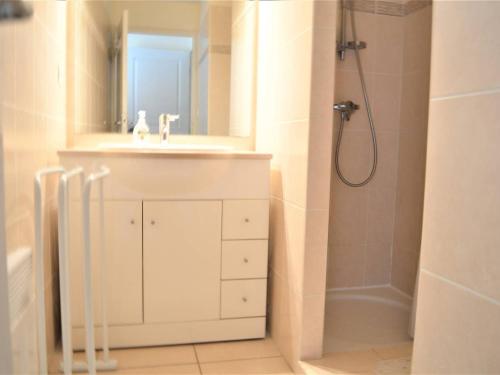 une salle de bain blanche avec un lavabo et une douche dans l'établissement Appartement T3 lumineux avec terrasse, climatisation, garage et Wifi à 2 pas des plages - Cavalaire - FR-1-226B-34, à Cavalaire-sur-Mer