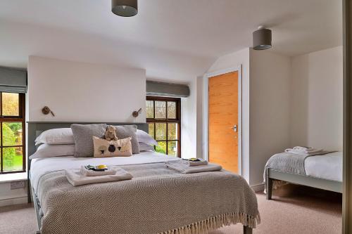Un dormitorio con una gran cama blanca y una ventana en Finest Retreats - Ty'r Delyn, en Dolwyddelan