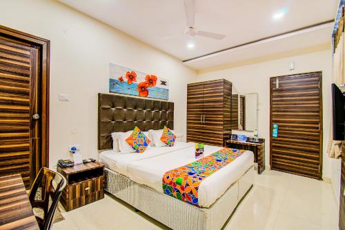 - une chambre avec un grand lit dans l'établissement FabHotel Pearl City HiTech City, à Hyderabad