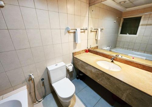 een badkamer met een toilet en een wastafel bij RH- Cozy Studio, Al Waleed , Cluster R, JLT in Dubai