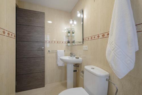 a bathroom with a toilet and a sink at DUPLEX VISTANEVADA MARACENA in Maracena