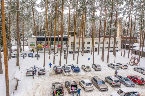 a parking lot with cars parked in the snow at Tartumaa Tervisespordikeskus in Uderna