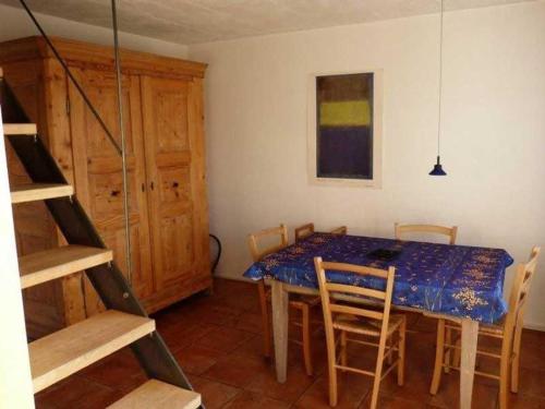 uma sala de jantar com uma mesa azul e cadeiras em Freiburg Citywohnung em Friburgo em Brisgóvia