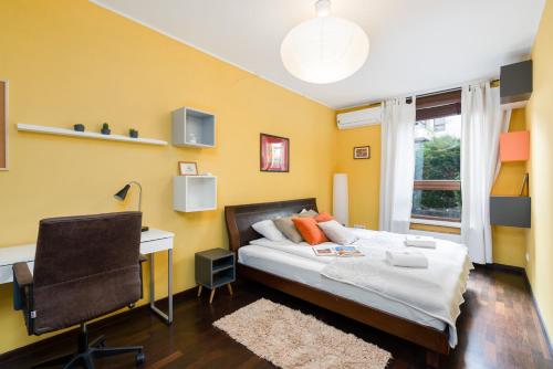 um quarto com uma cama, uma secretária e uma cadeira em Poznań City Centre Osiedle Galileo Apartment by Renters em Poznań
