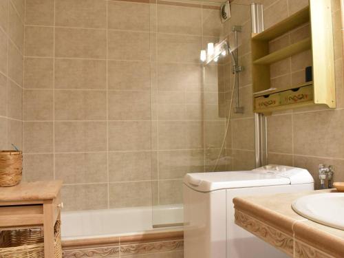 een badkamer met een bad, een toilet en een wastafel bij Appartement Méribel, 3 pièces, 6 personnes - FR-1-180-129 in Méribel