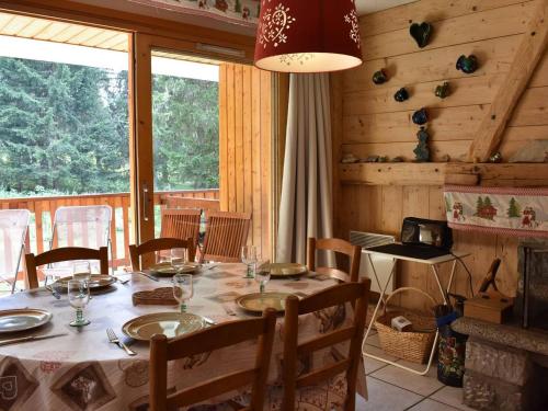une salle à manger avec une table et des chaises dans une cabine dans l'établissement Appartement lumineux à Méribel, proche des pistes, balcon, TV, lave-vaisselle, accepte les animaux - FR-1-180-129, à Méribel