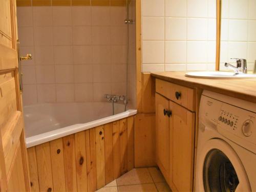 ein Badezimmer mit einer Badewanne und einer Waschmaschine in der Unterkunft Appartement Méribel, 6 pièces, 10 personnes - FR-1-180-133 in Méribel