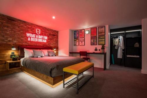 um quarto com uma cama com iluminação vermelha em BrewDog DogHouse Edinburgh em Edimburgo