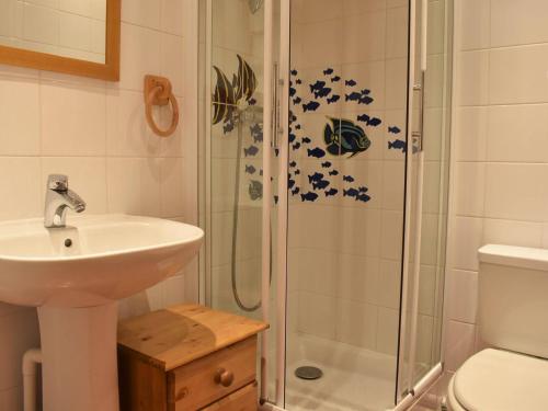 une salle de bain avec une douche, un lavabo et des toilettes dans l'établissement Appartement cosy 3 pièces, 6 pers, Méribel - Balcon Sud, parking, proche pistes et commerces - FR-1-180-151, à Méribel