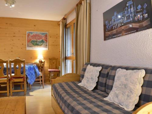 un salon avec un canapé et une table dans l'établissement Appartement cosy 3 pièces, 6 pers, Méribel - Balcon Sud, parking, proche pistes et commerces - FR-1-180-151, à Méribel