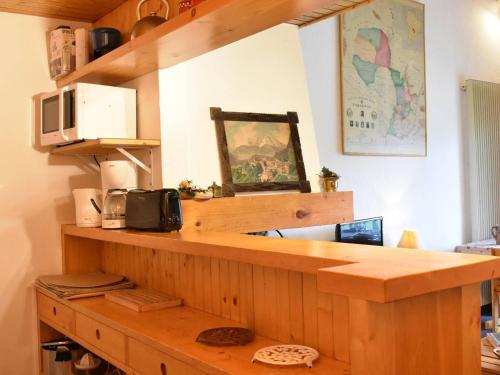 - une cuisine avec un comptoir en bois et un four micro-ondes dans l'établissement Appartement 3P Mezz - 50m pistes - 7 pers - Méribel - FR-1-180-158, à Méribel