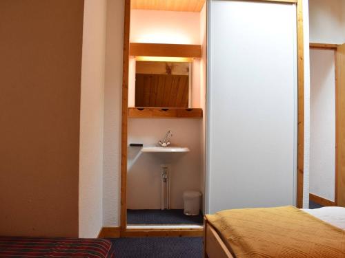 une petite salle de bain avec un lavabo et un miroir dans l'établissement Appartement 3P Mezz - 50m pistes - 7 pers - Méribel - FR-1-180-158, à Méribel