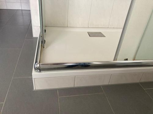 una doccia in un bagno con una porta in vetro di Ferienwohnung Marienhof Erdgeschoss a Seelbach