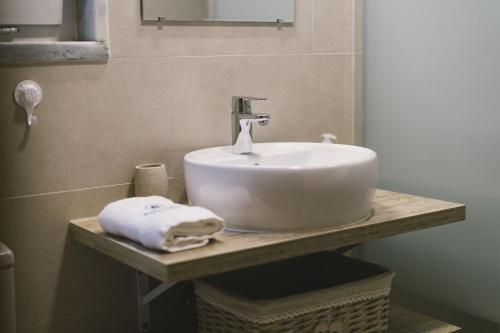 ein weißes Waschbecken auf einer Theke im Bad in der Unterkunft Best Houses 71 - Casa das Ondas in Peniche