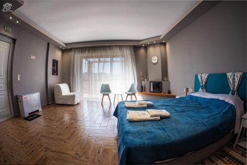 Iráklia的住宿－Atrium Vinea Brintziki Winery，一间卧室配有蓝色的床和蓝色的毯子