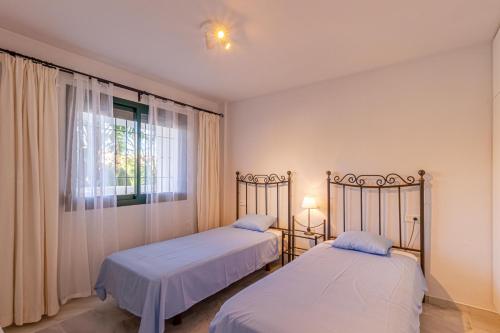 Postel nebo postele na pokoji v ubytování 797 Holiday Rentals - Apartamento frente al Parque la Paloma con piscina