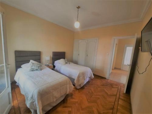 1 dormitorio con 2 camas en una habitación en La Rufina B&B en Mendoza