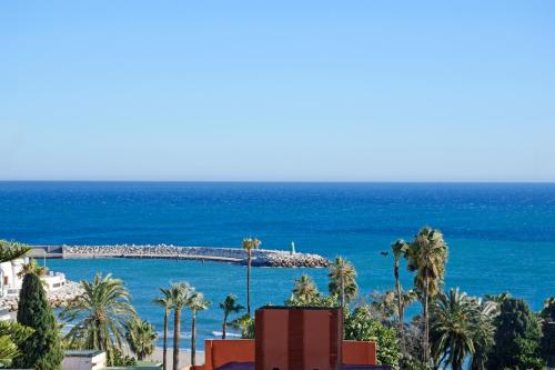 2 Bedroom Apartment with Pool, Walk to Beach & Puerto Marina