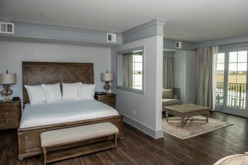 A bed or beds in a room at Oaks on the River