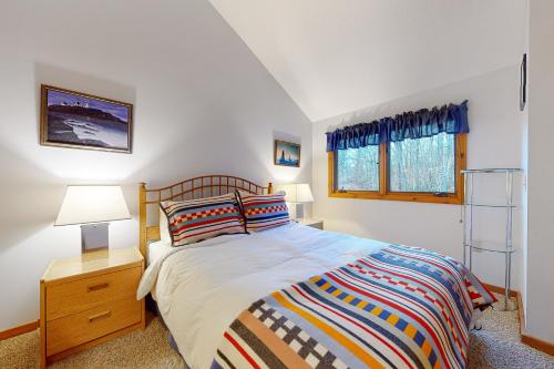 sypialnia z łóżkiem, lampką i oknem w obiekcie Suntec Getaway w mieście Dover
