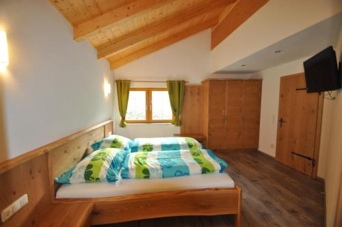 Un pat sau paturi într-o cameră la Apartment Lacklhof