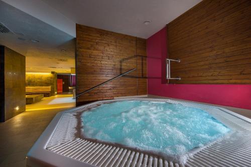 a hot tub in the middle of a room at Wellness Penzión Smerdžonka - KÚPELE PIENINY in Červený Kláštor