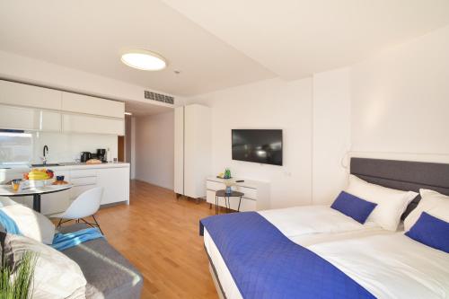 sypialnia z łóżkiem king size i kuchnią w obiekcie Seaside Ap 650 widok na morze, parking gratis w Kołobrzegu