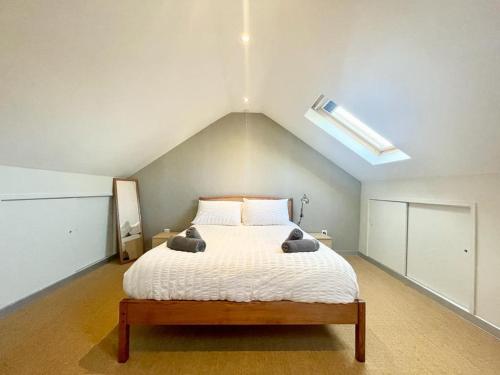 um quarto com uma cama com dois bichos de peluche em Richmond House (9A) by Staytor Accommodation em Exeter