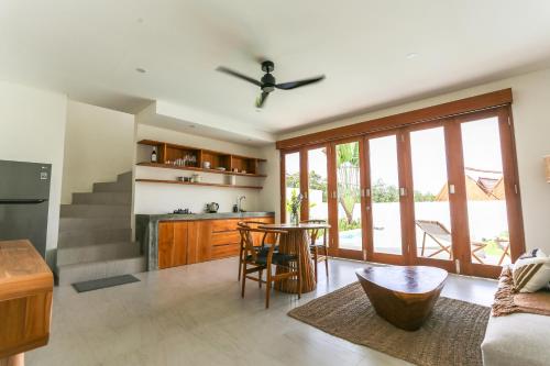 Η κουζίνα ή μικρή κουζίνα στο Shoreline Villas Bingin
