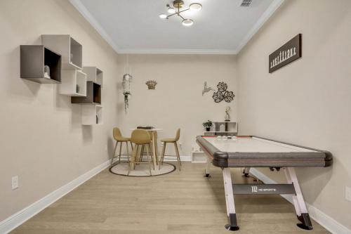 a ping pong room with a ping pong table at Newport Retreat in Tampa