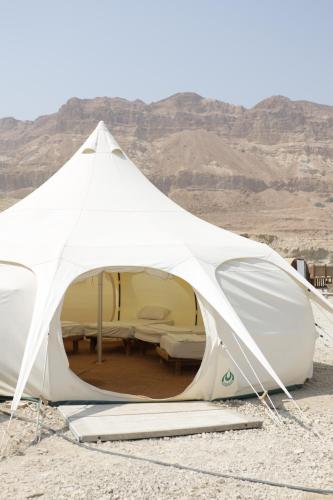 uma tenda branca no meio do deserto em Badolina Ein Gedi Glamping em Ein Gedi