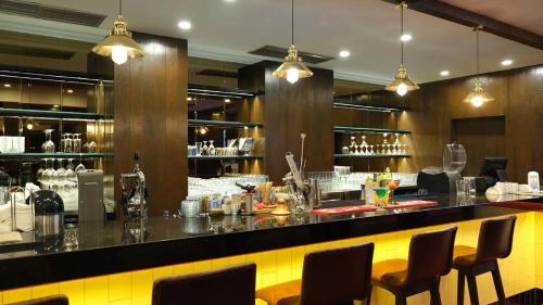un bar dans un restaurant avec un comptoir et des chaises dans l'établissement NO 21 HOTEL BY FİDAN HOCA, à Bursa