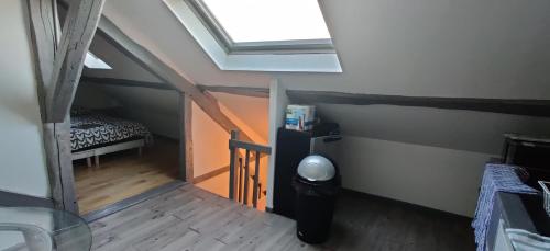 Mały pokój na poddaszu z łóżkiem i oknem w obiekcie Atypique Studio en Duplex w mieście Châlette-sur-Loing