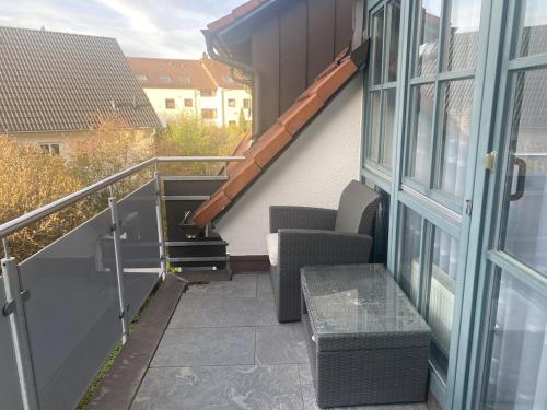 uma varanda com um banco e um corrimão de escadas em Luxus 2 Zimmer Ferienwohnung em Lauchheim