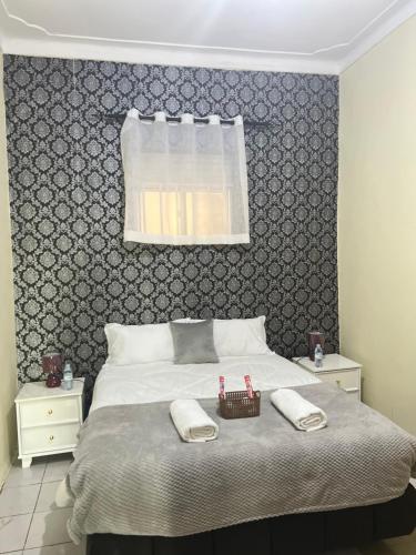 um quarto com uma cama com duas toalhas em Le Vert Homes em Kampala