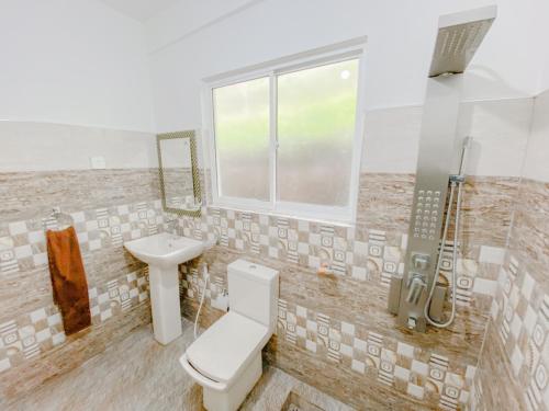 a bathroom with a toilet and a sink at Berghaus Bungalow in Ella