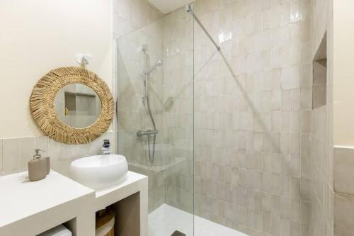 une salle de bain avec une douche, un lavabo et un miroir dans l'établissement Super T2 (55 m2) proche du Cours Julien, à Marseille