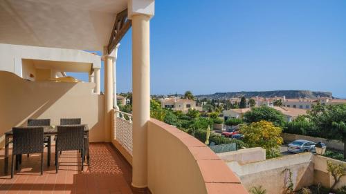 a balcony of a house with a table and chairs at Vila Bela Nova Acácias 22 in Luz