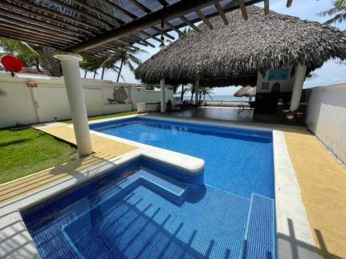 Bazén v ubytování Casa Los Cocos Monterrico nebo v jeho okolí