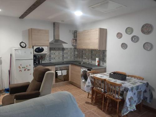 uma cozinha com uma mesa e uma sala de jantar em Descanso en Babia em Torrebarrio