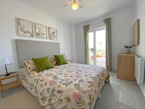 Llit o llits en una habitació de Santa Barbara A Beach front apartment with sea view and garage in Conil