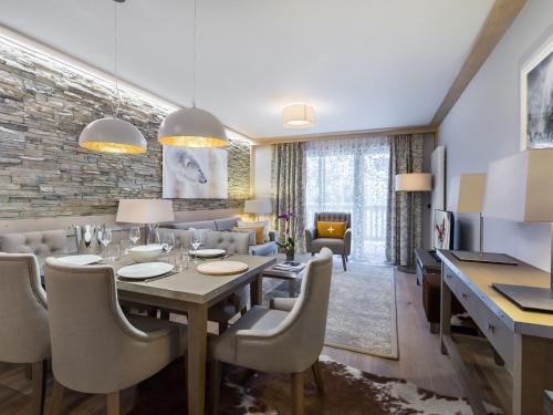 Appartement moderne à Courchevel Village, près des commerces et pistes, parking et salle de fitness inclus - FR-1-562-38