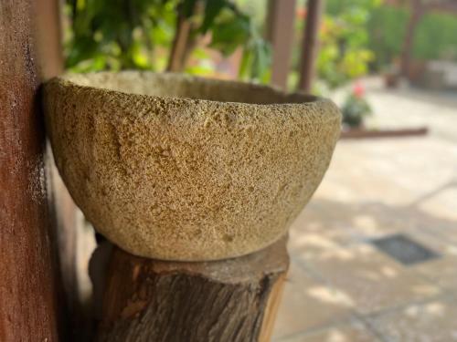 a planter on the side of a wall at Los Naranjos - Alojamiento Rural Sostenible in El Cristo del Espíritu Santo