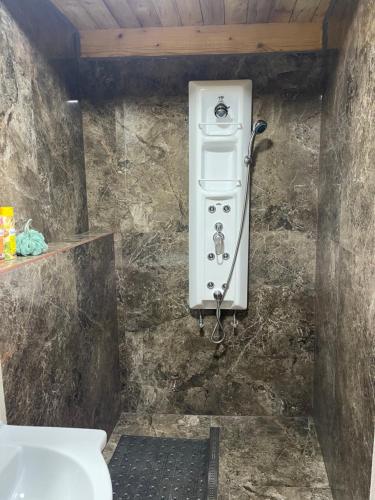 ein Bad mit einem WC und einem Waschbecken in der Unterkunft Caravans Park & GLAMPING TENTS in the Vineyard in Turda