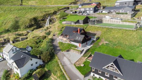 una vista aérea de una casa en una colina en Idyllic Vacation Home with a Breathtaking View, en Bøur
