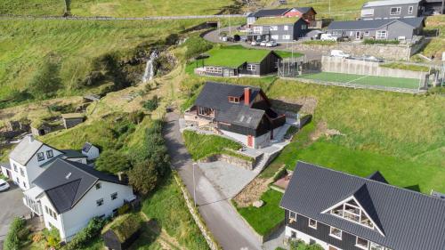 BøurにあるIdyllic Vacation Home with a Breathtaking Viewの丘の上の家屋