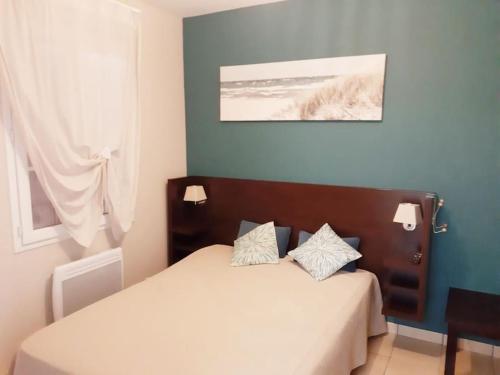 une chambre avec deux lits et un tableau au mur dans l'établissement Villa 4 pers. avec piscine commune proche mer, à Longeville-sur-Mer